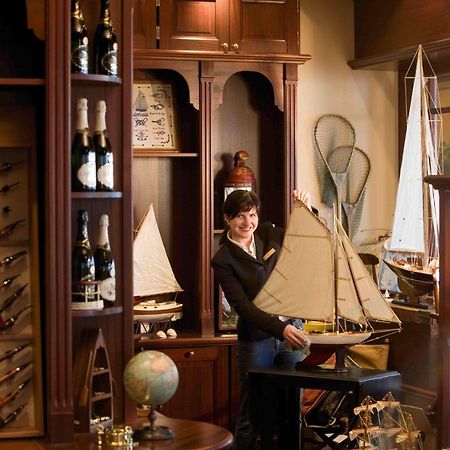 Yachthafenresidenz Hohe Duene Hotel Rostock Kültér fotó A model ship in a shop in Saint Petersburg, Russia