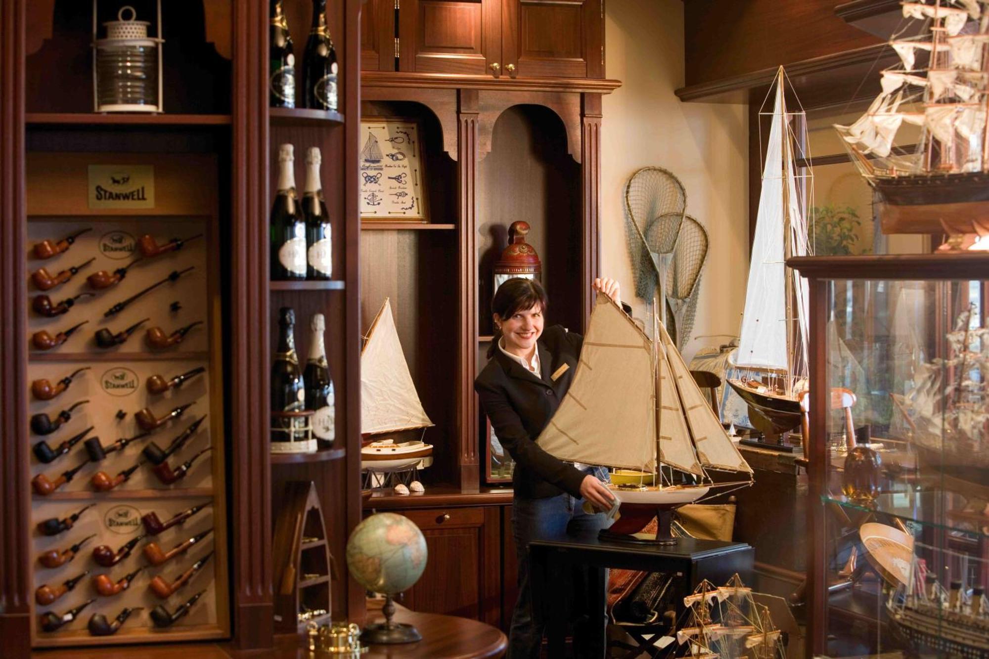 Yachthafenresidenz Hohe Duene Hotel Rostock Kültér fotó A model ship in a shop in Saint Petersburg, Russia