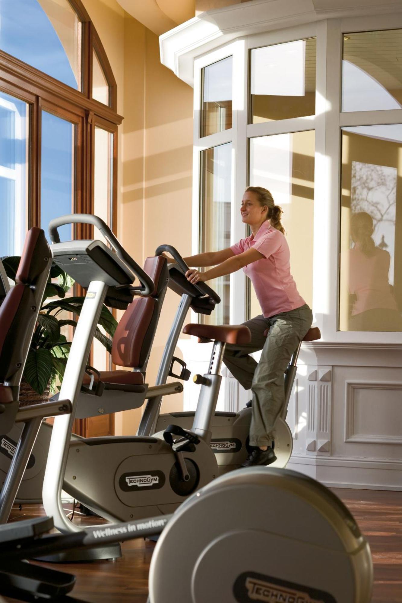 Yachthafenresidenz Hohe Duene Hotel Rostock Kültér fotó A woman on a treadmill