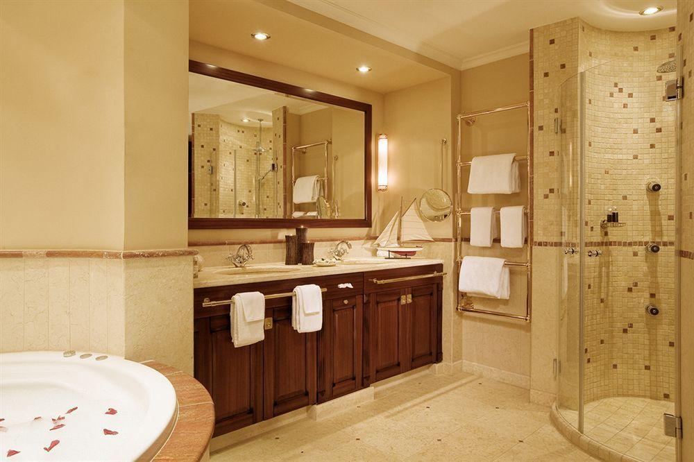 Yachthafenresidenz Hohe Duene Hotel Rostock Kültér fotó A bathroom