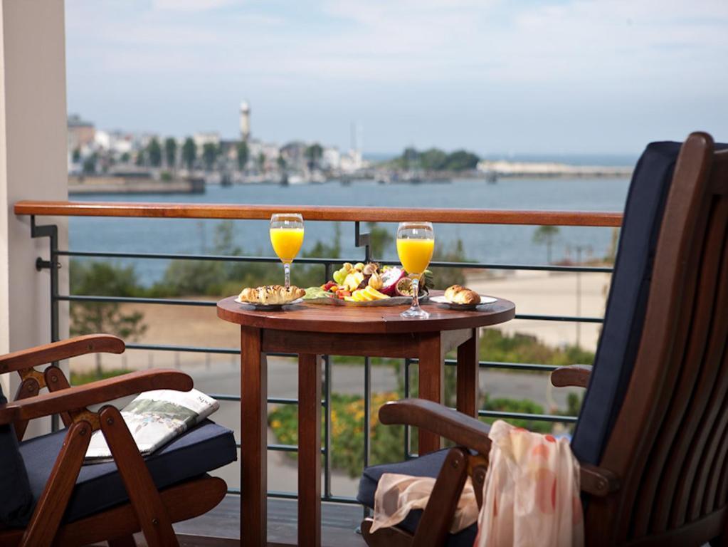 Yachthafenresidenz Hohe Duene Hotel Rostock Szoba fotó A balcony