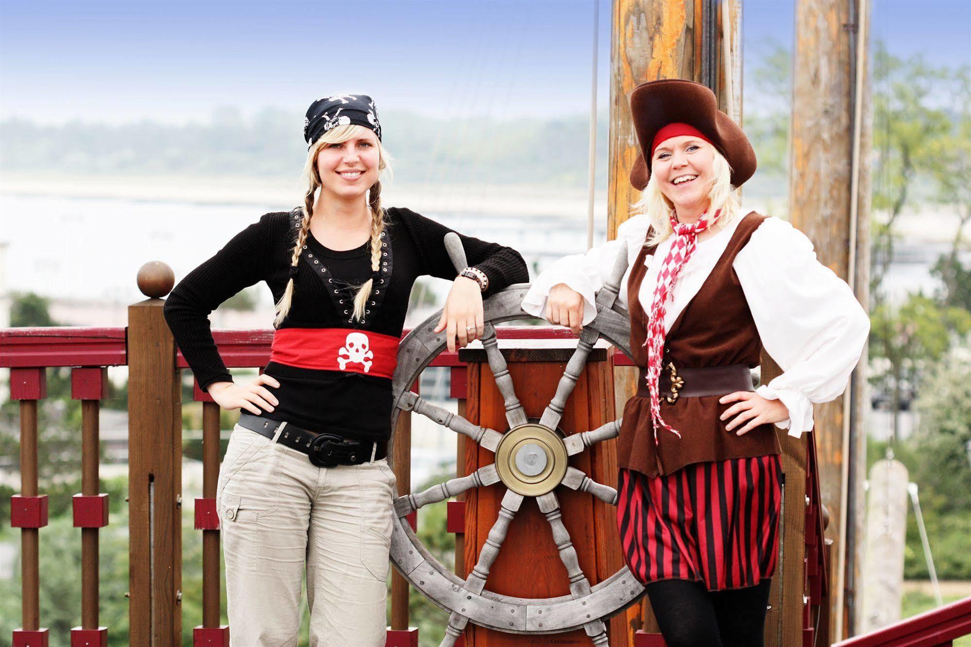 Yachthafenresidenz Hohe Duene Hotel Rostock Kültér fotó Two pirates at the 2009 festival