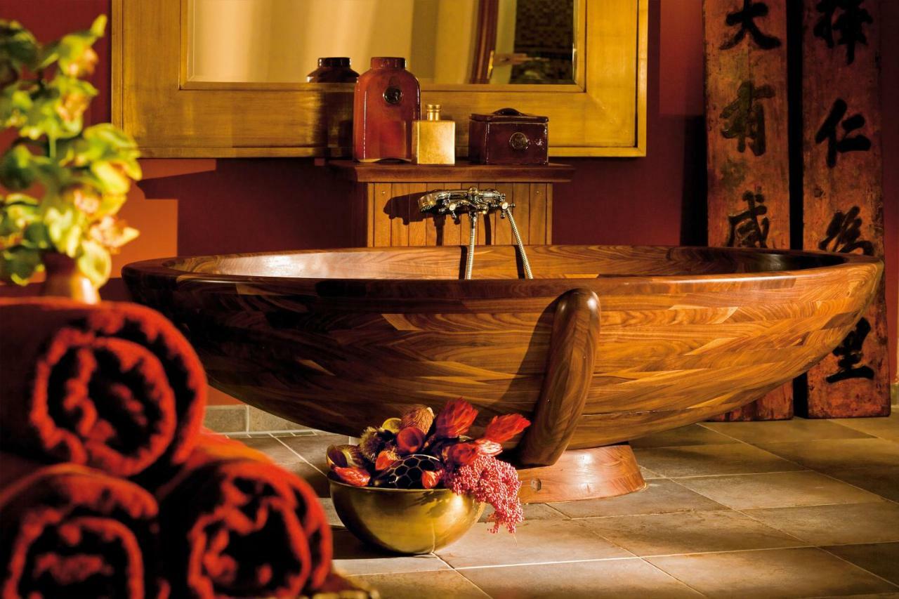 Yachthafenresidenz Hohe Duene Hotel Rostock Kültér fotó A freestanding bathtub